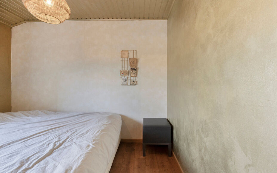 Leemans Immobiliën biedt u deze charmante en bijzonder sfeervol ingerichte woning aan, gelegen op een uitstekende en centrale locatie in het centrum van Opwijk.
De woning combineert een gezellige woonomgeving met een praktische indeling en beschikt boven