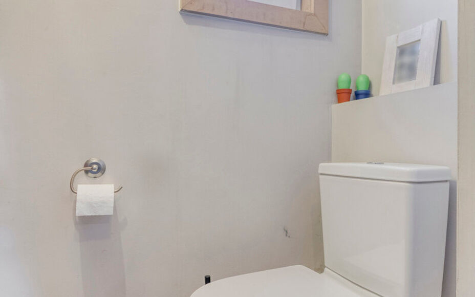Leemans Immobiliën biedt u deze charmante en bijzonder sfeervol ingerichte woning aan, gelegen op een uitstekende en centrale locatie in het centrum van Opwijk.
De woning combineert een gezellige woonomgeving met een praktische indeling en beschikt boven