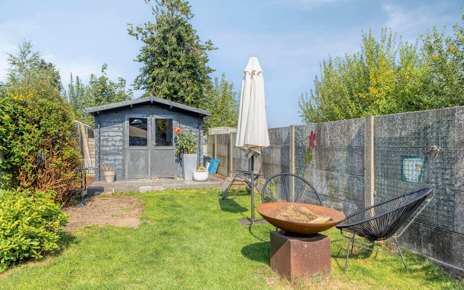 Leemans Immobiliën biedt u deze charmante en bijzonder sfeervol ingerichte woning aan, gelegen op een uitstekende en centrale locatie in het centrum van Opwijk.
De woning combineert een gezellige woonomgeving met een praktische indeling en beschikt boven