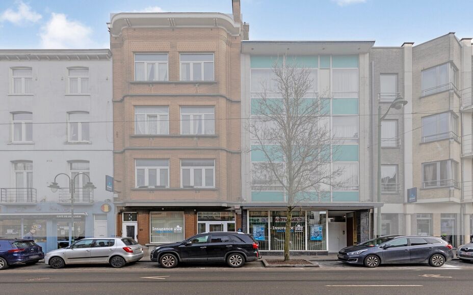 LEEMANS immobiliën biedt U deze volledig instapklare handelsruimte aan, oorspronkelijk ingericht als verzekeringskantoor, doch met een breed scala aan mogelijkheden naar andere doeleinden toe. 

Met zijn uitzonderlijke goede ligging in het bruisende hart