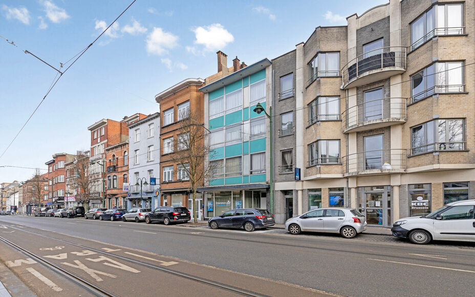 LEEMANS immobiliën biedt U deze volledig instapklare handelsruimte aan, oorspronkelijk ingericht als verzekeringskantoor, doch met een breed scala aan mogelijkheden naar andere doeleinden toe. 

Met zijn uitzonderlijke goede ligging in het bruisende hart