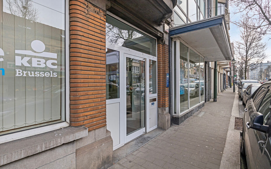 LEEMANS immobiliën biedt U deze volledig instapklare handelsruimte aan, oorspronkelijk ingericht als verzekeringskantoor, doch met een breed scala aan mogelijkheden naar andere doeleinden toe. 

Met zijn uitzonderlijke goede ligging in het bruisende hart