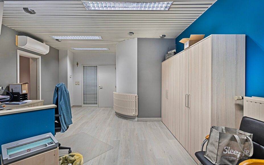 LEEMANS immobiliën biedt U deze volledig instapklare handelsruimte aan, oorspronkelijk ingericht als verzekeringskantoor, doch met een breed scala aan mogelijkheden naar andere doeleinden toe. 

Met zijn uitzonderlijke goede ligging in het bruisende hart