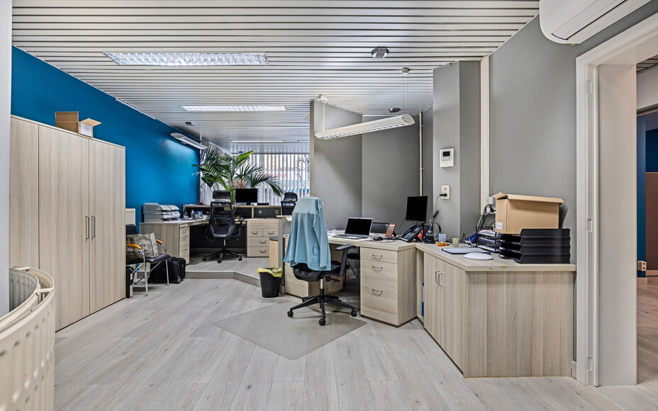 LEEMANS immobiliën biedt U deze volledig instapklare handelsruimte aan, oorspronkelijk ingericht als verzekeringskantoor, doch met een breed scala aan mogelijkheden naar andere doeleinden toe. 

Met zijn uitzonderlijke goede ligging in het bruisende hart
