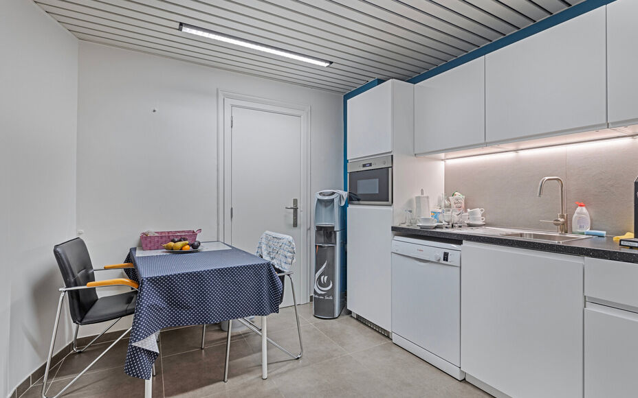 LEEMANS immobiliën biedt U deze volledig instapklare handelsruimte aan, oorspronkelijk ingericht als verzekeringskantoor, doch met een breed scala aan mogelijkheden naar andere doeleinden toe. 

Met zijn uitzonderlijke goede ligging in het bruisende hart
