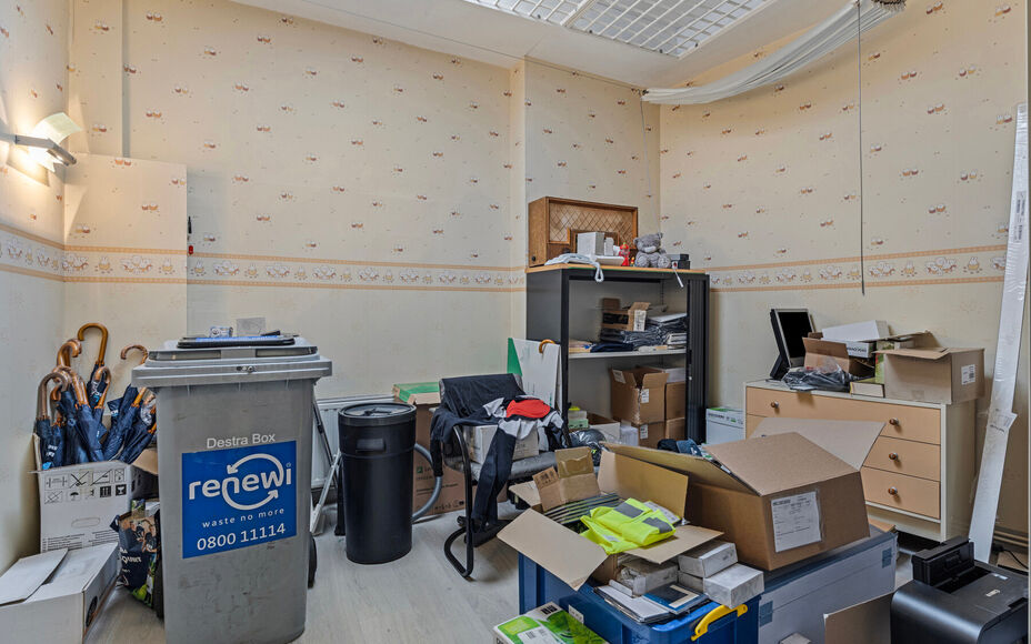 LEEMANS immobiliën biedt U deze volledig instapklare handelsruimte aan, oorspronkelijk ingericht als verzekeringskantoor, doch met een breed scala aan mogelijkheden naar andere doeleinden toe. 

Met zijn uitzonderlijke goede ligging in het bruisende hart
