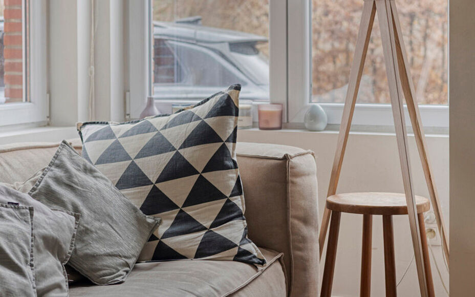 Leemans Immobiliën vous présente cette maison mitoyenne magnifiquement rénovée et particulièrement chaleureuse, située au cœur de Merchtem. Grâce à son emplacement idéal, commerces, transports en commun, écoles, installations sportives et piste