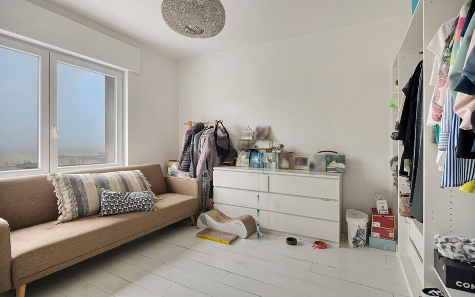 Leemans Immobiliën vous présente cette maison mitoyenne magnifiquement rénovée et particulièrement chaleureuse, située au cœur de Merchtem. Grâce à son emplacement idéal, commerces, transports en commun, écoles, installations sportives et piste