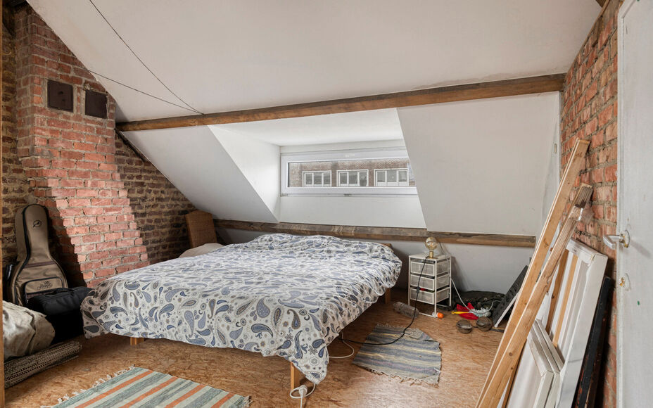 Leemans Immobiliën vous présente cette maison mitoyenne magnifiquement rénovée et particulièrement chaleureuse, située au cœur de Merchtem. Grâce à son emplacement idéal, commerces, transports en commun, écoles, installations sportives et piste
