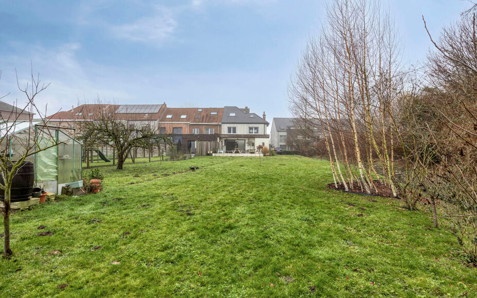 Leemans Immobiliën vous présente cette maison mitoyenne magnifiquement rénovée et particulièrement chaleureuse, située au cœur de Merchtem. Grâce à son emplacement idéal, commerces, transports en commun, écoles, installations sportives et piste