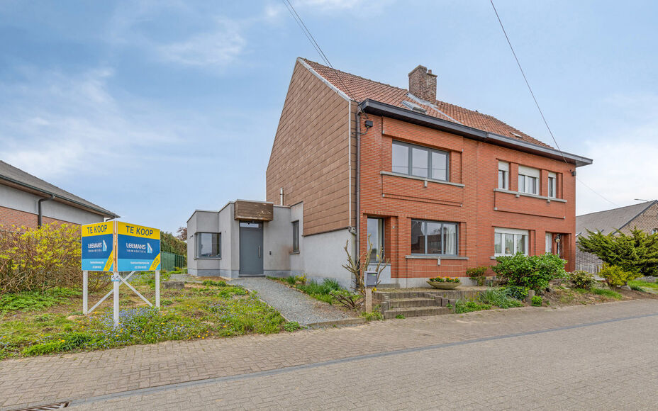 Leemans Real Estate vous présente cette charmante maison idéalement située au cœur d'Asse.
Grâce à son emplacement privilégié, commerces, écoles, installations sportives, pistes cyclables et piétonnes, et grands axes routiers sont à deux pas. P