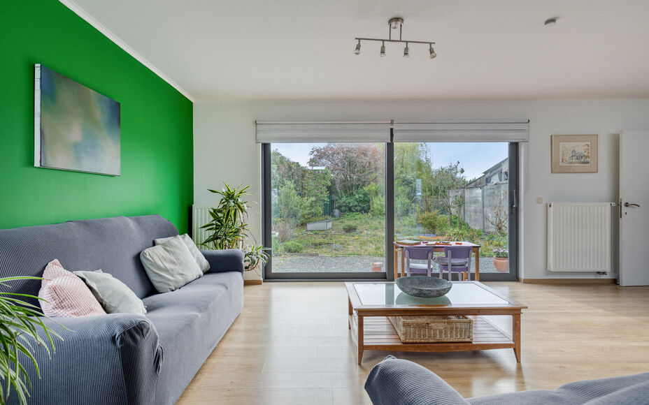 Leemans Real Estate vous présente cette charmante maison idéalement située au cœur d'Asse.
Grâce à son emplacement privilégié, commerces, écoles, installations sportives, pistes cyclables et piétonnes, et grands axes routiers sont à deux pas. P