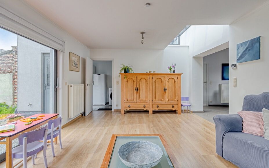 Leemans Real Estate vous présente cette charmante maison idéalement située au cœur d'Asse.
Grâce à son emplacement privilégié, commerces, écoles, installations sportives, pistes cyclables et piétonnes, et grands axes routiers sont à deux pas. P