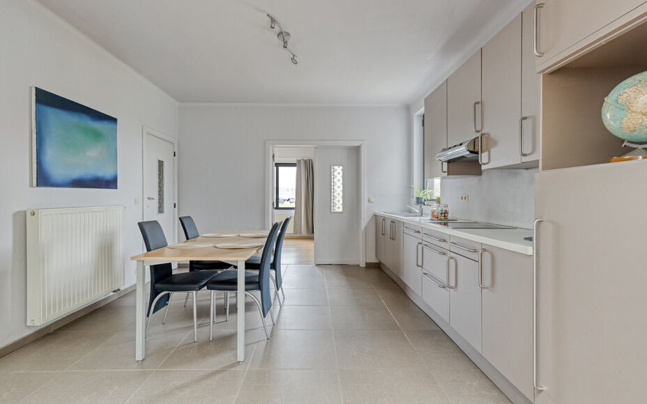 Leemans Real Estate vous présente cette charmante maison idéalement située au cœur d'Asse.
Grâce à son emplacement privilégié, commerces, écoles, installations sportives, pistes cyclables et piétonnes, et grands axes routiers sont à deux pas. P