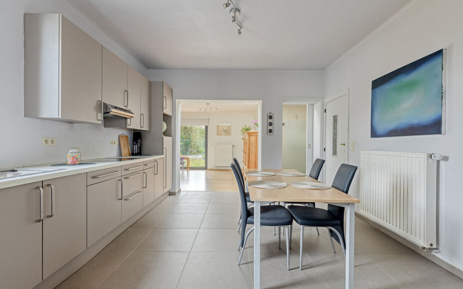 Leemans Real Estate vous présente cette charmante maison idéalement située au cœur d'Asse.
Grâce à son emplacement privilégié, commerces, écoles, installations sportives, pistes cyclables et piétonnes, et grands axes routiers sont à deux pas. P