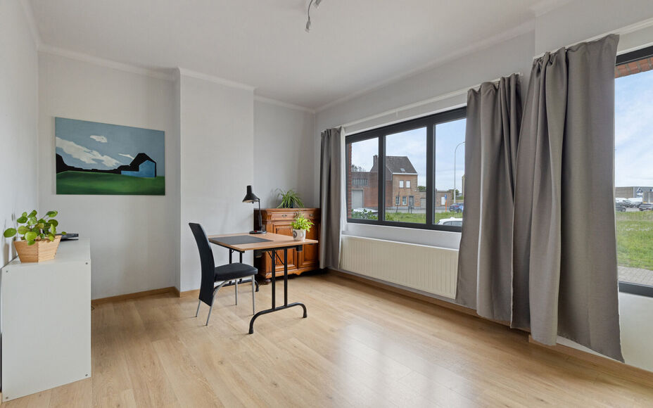 Leemans Real Estate vous présente cette charmante maison idéalement située au cœur d'Asse.
Grâce à son emplacement privilégié, commerces, écoles, installations sportives, pistes cyclables et piétonnes, et grands axes routiers sont à deux pas. P