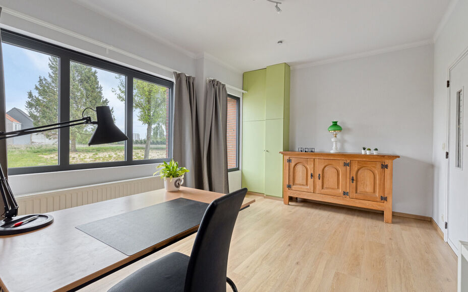 Leemans Real Estate vous présente cette charmante maison idéalement située au cœur d'Asse.
Grâce à son emplacement privilégié, commerces, écoles, installations sportives, pistes cyclables et piétonnes, et grands axes routiers sont à deux pas. P