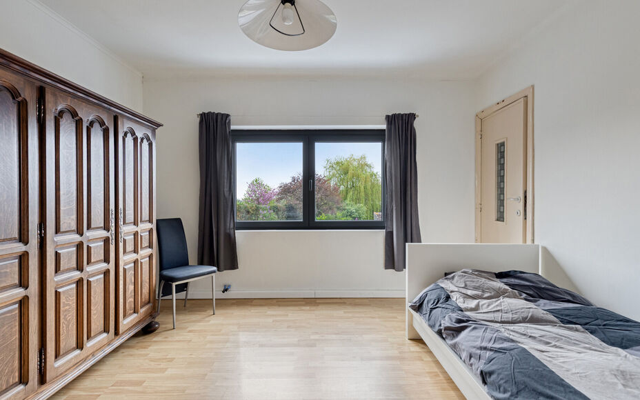 Leemans Real Estate vous présente cette charmante maison idéalement située au cœur d'Asse.
Grâce à son emplacement privilégié, commerces, écoles, installations sportives, pistes cyclables et piétonnes, et grands axes routiers sont à deux pas. P