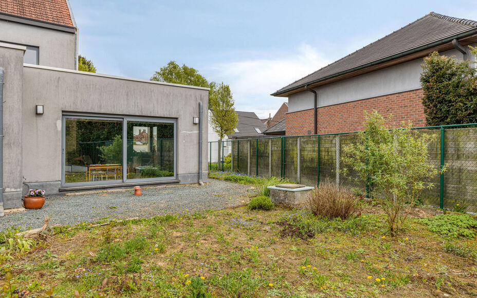 Leemans Real Estate vous présente cette charmante maison idéalement située au cœur d'Asse.
Grâce à son emplacement privilégié, commerces, écoles, installations sportives, pistes cyclables et piétonnes, et grands axes routiers sont à deux pas. P