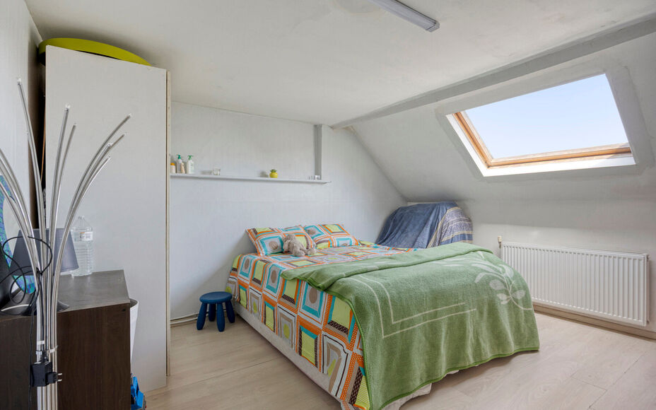 Leemans Immobiliën vous propose cette charmante maison idéalement située au cœur d'Asse. Grâce à son excellente accessibilité, écoles, transports en commun, commerces, installations sportives, pistes cyclables et sentiers pédestres, ainsi que gra
