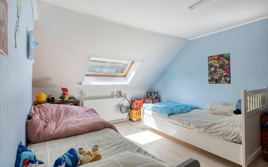 Leemans Immobiliën vous propose cette charmante maison idéalement située au cœur d'Asse. Grâce à son excellente accessibilité, écoles, transports en commun, commerces, installations sportives, pistes cyclables et sentiers pédestres, ainsi que gra