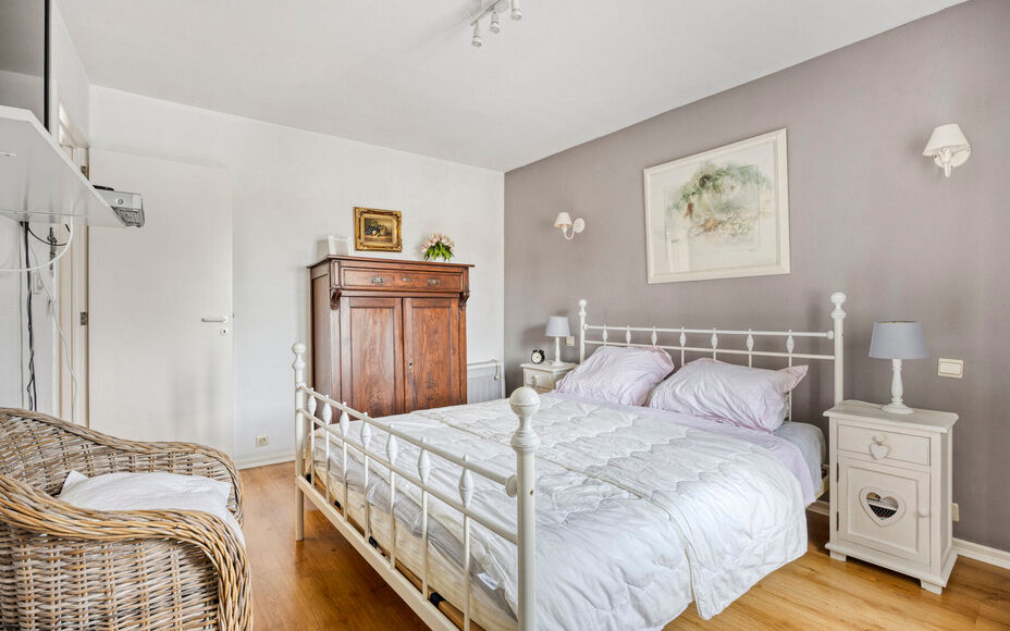 Leemans Immobiliën vous propose cette maison clé en main, en parfait état et idéalement située au cœur d'Asse. Grâce à sa situation centrale, commerces, écoles, transports en commun, installations sportives et grands axes routiers sont accessible