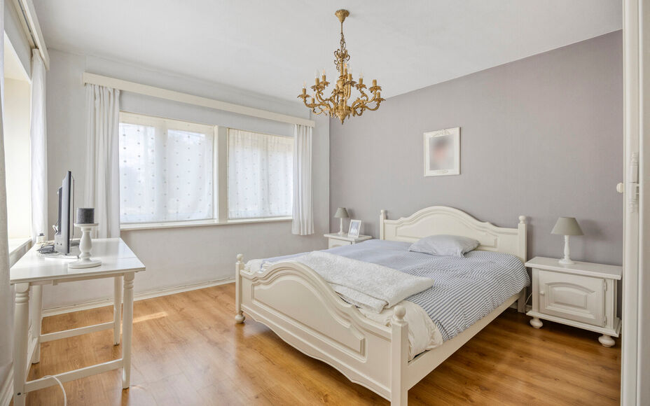 Leemans Immobiliën vous propose cette maison clé en main, en parfait état et idéalement située au cœur d'Asse. Grâce à sa situation centrale, commerces, écoles, transports en commun, installations sportives et grands axes routiers sont accessible