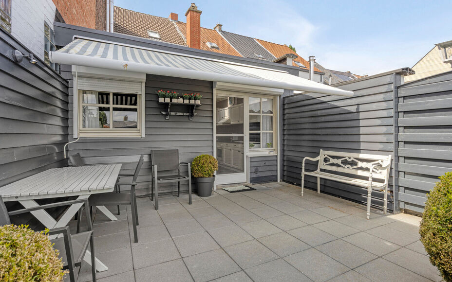 Leemans Immobiliën vous propose cette maison clé en main, en parfait état et idéalement située au cœur d'Asse. Grâce à sa situation centrale, commerces, écoles, transports en commun, installations sportives et grands axes routiers sont accessible