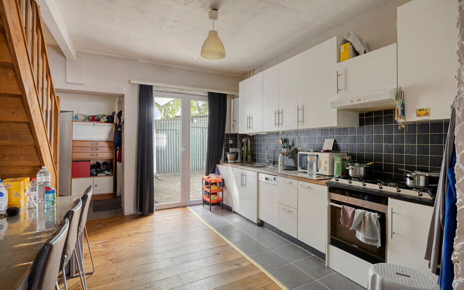 Leemans Immobiliën vous propose cette charmante maison idéalement située au cœur d'Asse. Grâce à son excellente accessibilité, écoles, transports en commun, commerces, installations sportives, pistes cyclables et sentiers pédestres, ainsi que gra