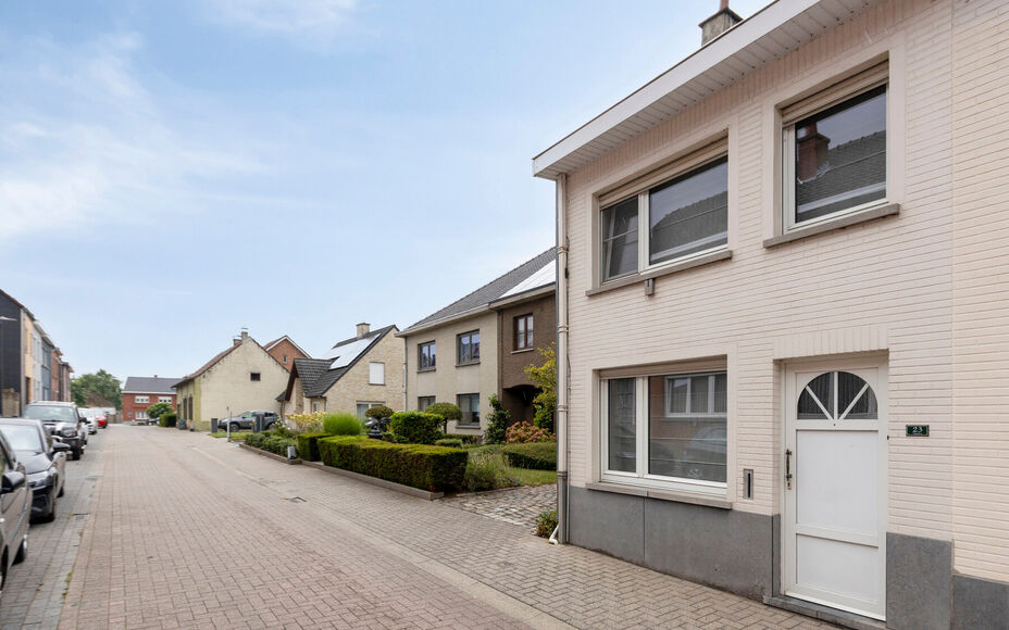Leemans Immobiliën vous propose cette charmante maison située dans un quartier calme et agréable d'Asse-Ter-Heide. Grâce à sa situation idéale, commerces, écoles, transports en commun, installations sportives et grands axes routiers sont facilement