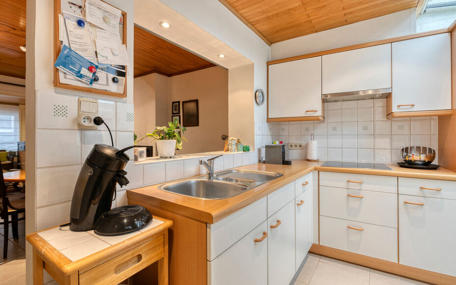 Leemans Immobiliën vous propose cette charmante maison située dans un quartier calme et agréable d'Asse-Ter-Heide. Grâce à sa situation idéale, commerces, écoles, transports en commun, installations sportives et grands axes routiers sont facilement