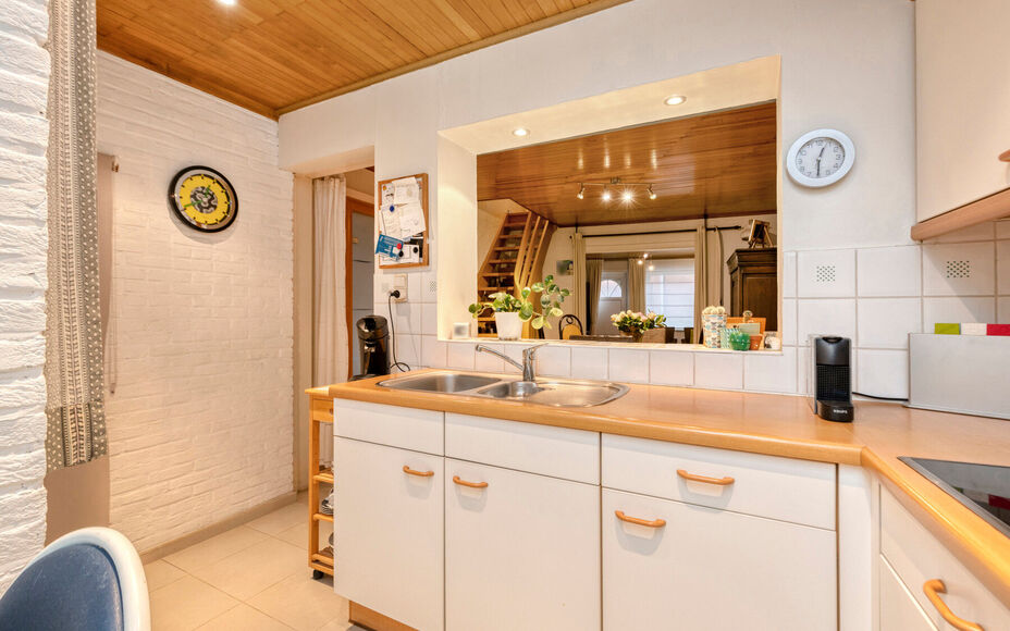 Leemans Immobiliën vous propose cette charmante maison située dans un quartier calme et agréable d'Asse-Ter-Heide. Grâce à sa situation idéale, commerces, écoles, transports en commun, installations sportives et grands axes routiers sont facilement