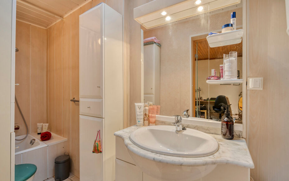 Leemans Immobiliën vous propose cette charmante maison située dans un quartier calme et agréable d'Asse-Ter-Heide. Grâce à sa situation idéale, commerces, écoles, transports en commun, installations sportives et grands axes routiers sont facilement