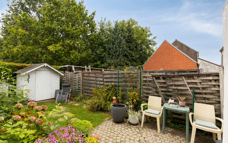 Leemans Immobiliën vous propose cette charmante maison située dans un quartier calme et agréable d'Asse-Ter-Heide. Grâce à sa situation idéale, commerces, écoles, transports en commun, installations sportives et grands axes routiers sont facilement