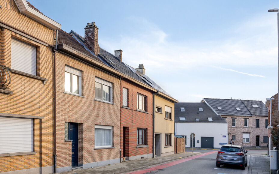 Leemans Real Estate vous présente cette maison rénovée, prête à emménager, située au cœur du quartier animé de Denderleeuw. Grâce à son emplacement central exceptionnel, toutes les commodités essentielles sont accessibles à pied : commerces,