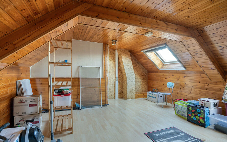 Leemans Real Estate vous présente cette maison rénovée, prête à emménager, située au cœur du quartier animé de Denderleeuw. Grâce à son emplacement central exceptionnel, toutes les commodités essentielles sont accessibles à pied : commerces,