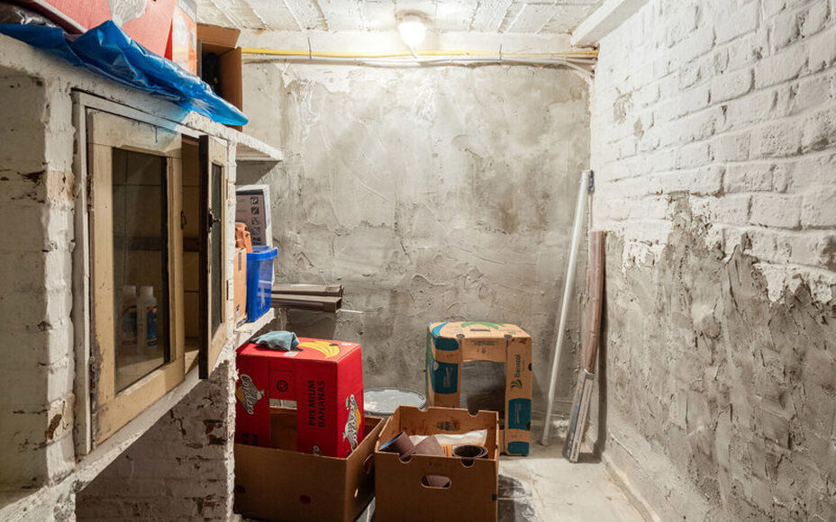 Leemans Real Estate vous présente cette maison rénovée, prête à emménager, située au cœur du quartier animé de Denderleeuw. Grâce à son emplacement central exceptionnel, toutes les commodités essentielles sont accessibles à pied : commerces,