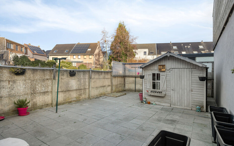 Leemans Real Estate vous présente cette maison rénovée, prête à emménager, située au cœur du quartier animé de Denderleeuw. Grâce à son emplacement central exceptionnel, toutes les commodités essentielles sont accessibles à pied : commerces,
