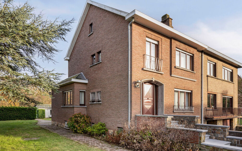 Leemans Real Estate vous présente cette spacieuse maison partiellement rénovée, nichée sur un magnifique terrain et idéalement située au cœur de Groot-Bijgaarden.
À quelques pas, vous trouverez commerces, écoles, transports en commun et grands ax