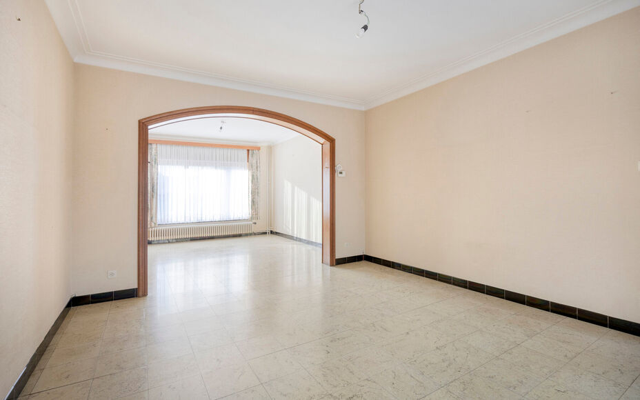 Leemans Real Estate vous présente cette spacieuse maison partiellement rénovée, nichée sur un magnifique terrain et idéalement située au cœur de Groot-Bijgaarden.
À quelques pas, vous trouverez commerces, écoles, transports en commun et grands ax