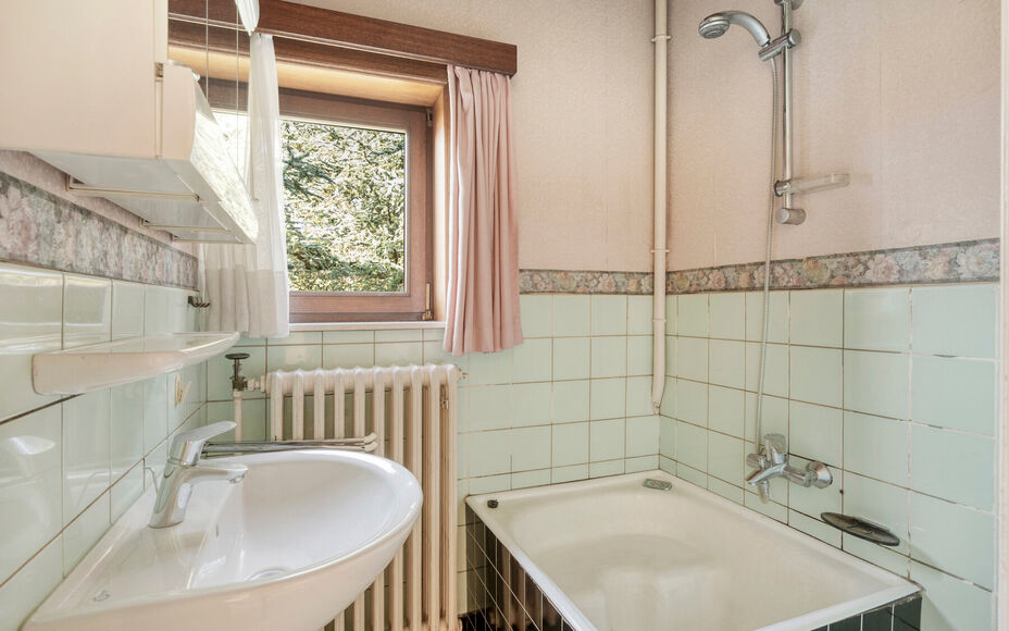 Leemans Real Estate vous présente cette spacieuse maison partiellement rénovée, nichée sur un magnifique terrain et idéalement située au cœur de Groot-Bijgaarden.
À quelques pas, vous trouverez commerces, écoles, transports en commun et grands ax