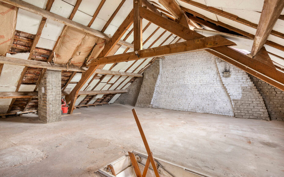 Leemans Real Estate vous présente cette spacieuse maison partiellement rénovée, nichée sur un magnifique terrain et idéalement située au cœur de Groot-Bijgaarden.
À quelques pas, vous trouverez commerces, écoles, transports en commun et grands ax