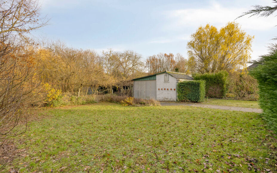 Leemans Real Estate vous présente cette spacieuse maison partiellement rénovée, nichée sur un magnifique terrain et idéalement située au cœur de Groot-Bijgaarden.
À quelques pas, vous trouverez commerces, écoles, transports en commun et grands ax
