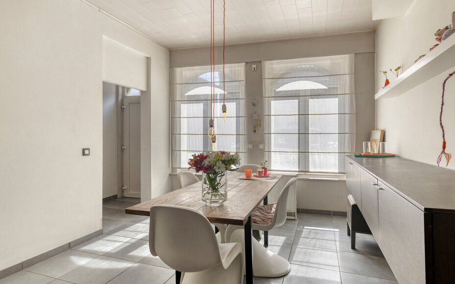 Leemans Immobiliën vous propose cette charmante maison meublée avec goût, idéalement située en plein cœur d'Opwijk.
La maison allie un cadre de vie chaleureux à une disposition pratique et dispose d'un agréable jardin avec terrasse, un lieu idéal