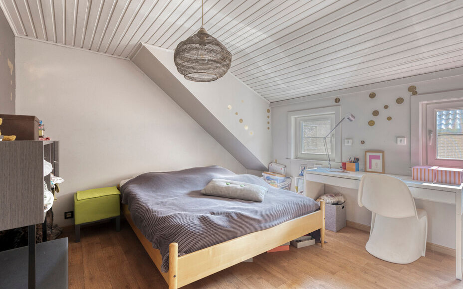 Leemans Immobiliën vous propose cette charmante maison meublée avec goût, idéalement située en plein cœur d'Opwijk.
La maison allie un cadre de vie chaleureux à une disposition pratique et dispose d'un agréable jardin avec terrasse, un lieu idéal