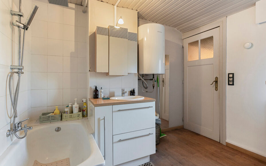 Leemans Immobiliën vous propose cette charmante maison meublée avec goût, idéalement située en plein cœur d'Opwijk.
La maison allie un cadre de vie chaleureux à une disposition pratique et dispose d'un agréable jardin avec terrasse, un lieu idéal