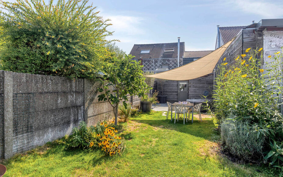 Leemans Immobiliën vous propose cette charmante maison meublée avec goût, idéalement située en plein cœur d'Opwijk.
La maison allie un cadre de vie chaleureux à une disposition pratique et dispose d'un agréable jardin avec terrasse, un lieu idéal