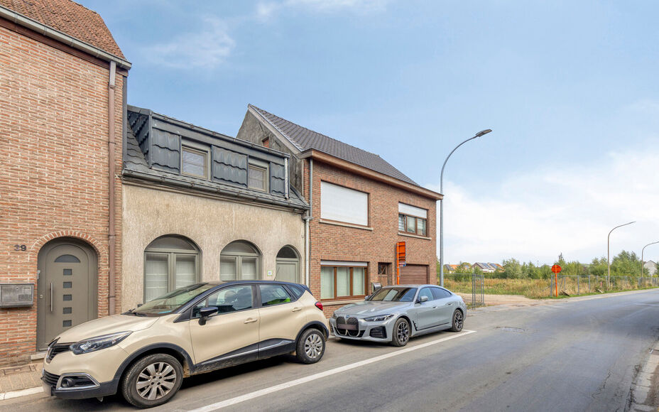 Leemans Immobiliën vous propose cette charmante maison meublée avec goût, idéalement située en plein cœur d'Opwijk.
La maison allie un cadre de vie chaleureux à une disposition pratique et dispose d'un agréable jardin avec terrasse, un lieu idéal