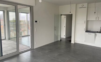 Leemans Immobiliën vous présente cet appartement neuf exceptionnellement écoénergétique, idéalement situé au cœur du centre animé d'Alost. Grâce à sa situation centrale optimale, commerces, hôpital, installations sportives, écoles et transpor