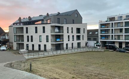LEEMANS immobiliën vous propose cet appartement moderne de nouvelle construction. A louer à TOP LOCATION au centre d'Asse/église de la soie.
Vous cherchez un appartement très confortable à distance de marche de l'église (50 m), du marché (250 m) av
